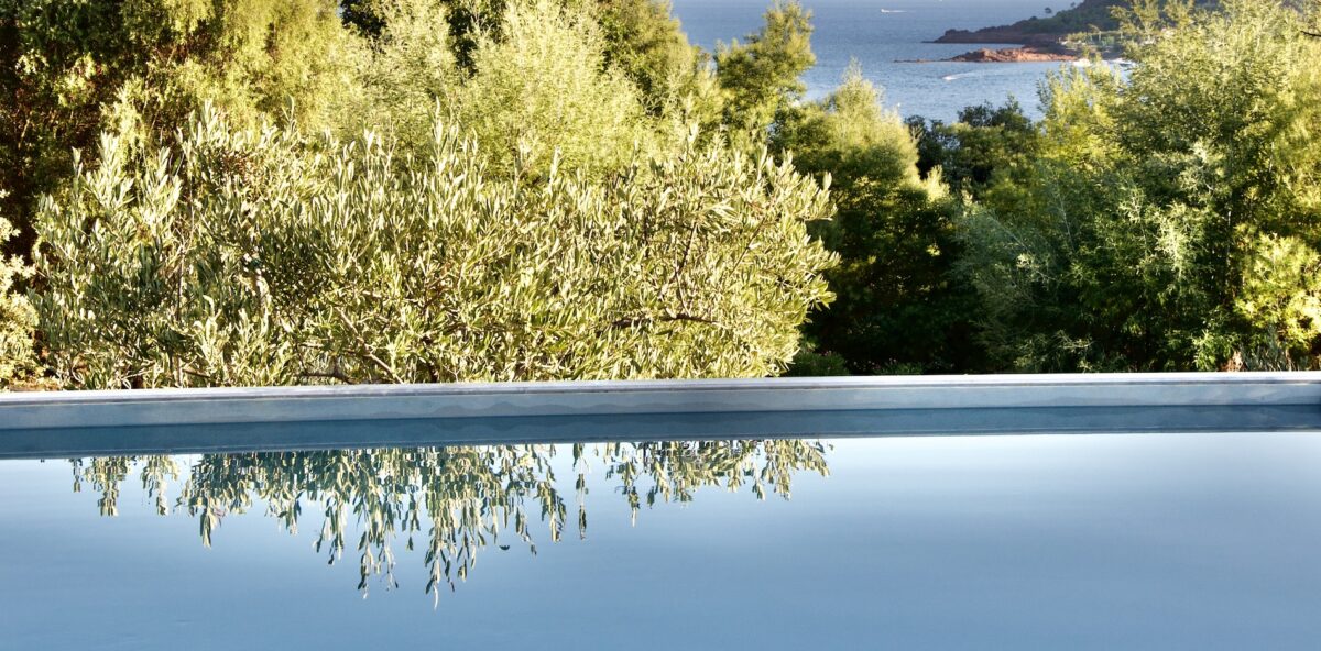 pool in French Riviera by Linoxydable